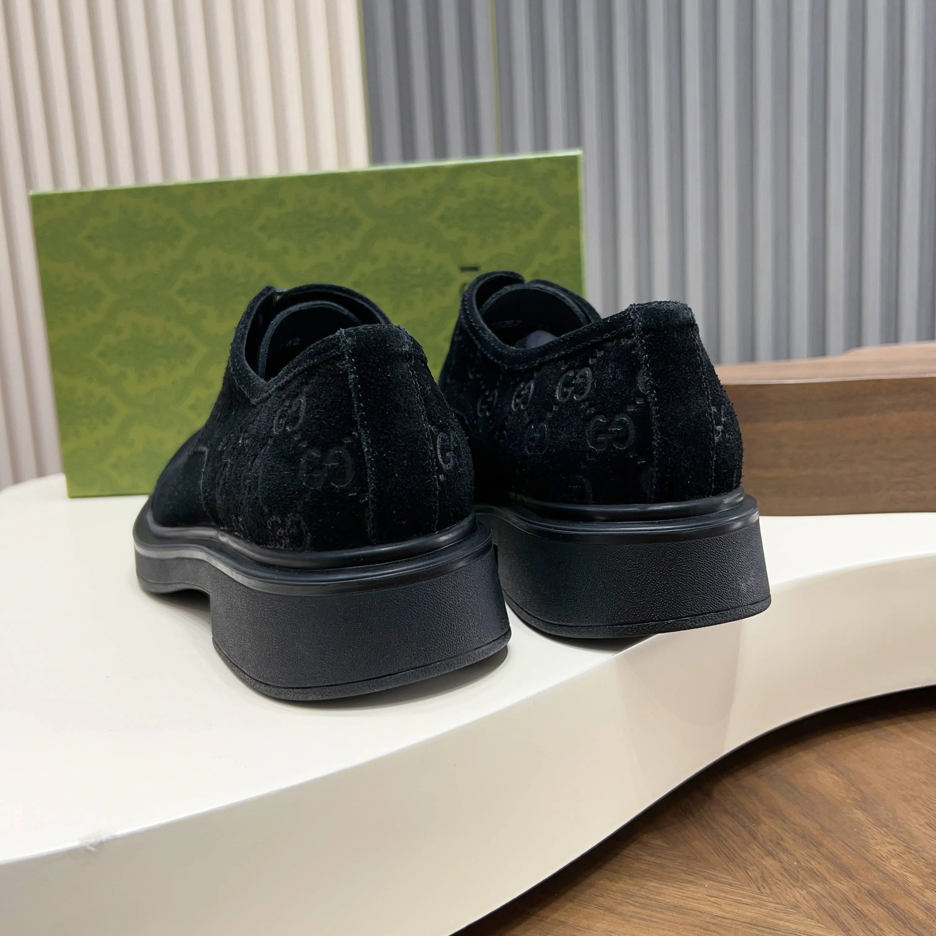 💰780 Gucci/Gucci new men’s lace-up shoes with GG details, matte cow leather derby shoes! The design of this men's lace-up shoe is rooted in the brand's heritage. Crafted from premium waxed cow leather, it is embellished with GG printed embossed suede leather details, a nod to Gucci's iconic monogram. The rubber sole decorated with GG pattern adds a touch of modern fashion to this design. Typical three-joint style design. European and American classic version, full calfskin lining. The overall upper texture is soft and the lining is comfortable and breathable. 2CM thickened soft rubber sole, easy to control. Versatile and stylish upper foot, multiple colors available to meet different matching needs, complete package! Size: 39-40-41-42-43-44 leather shoe size (38.45.46 can be customized)